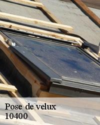Le processus que suivent les couvreurs professionnels pour l'installation des fenêtres de toit à Avant Les Marcilly dans le 10400