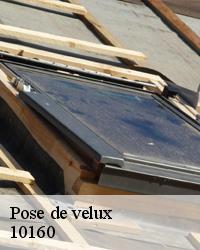 Les apports des fenêtres de toit pour une pièce en dessous du toit à Maraye En Othe dans le 10160