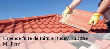 Le recouvrement de la toiture par une bâche pour les urgences de fuite de toit à Bucey En Othe dans le 10190